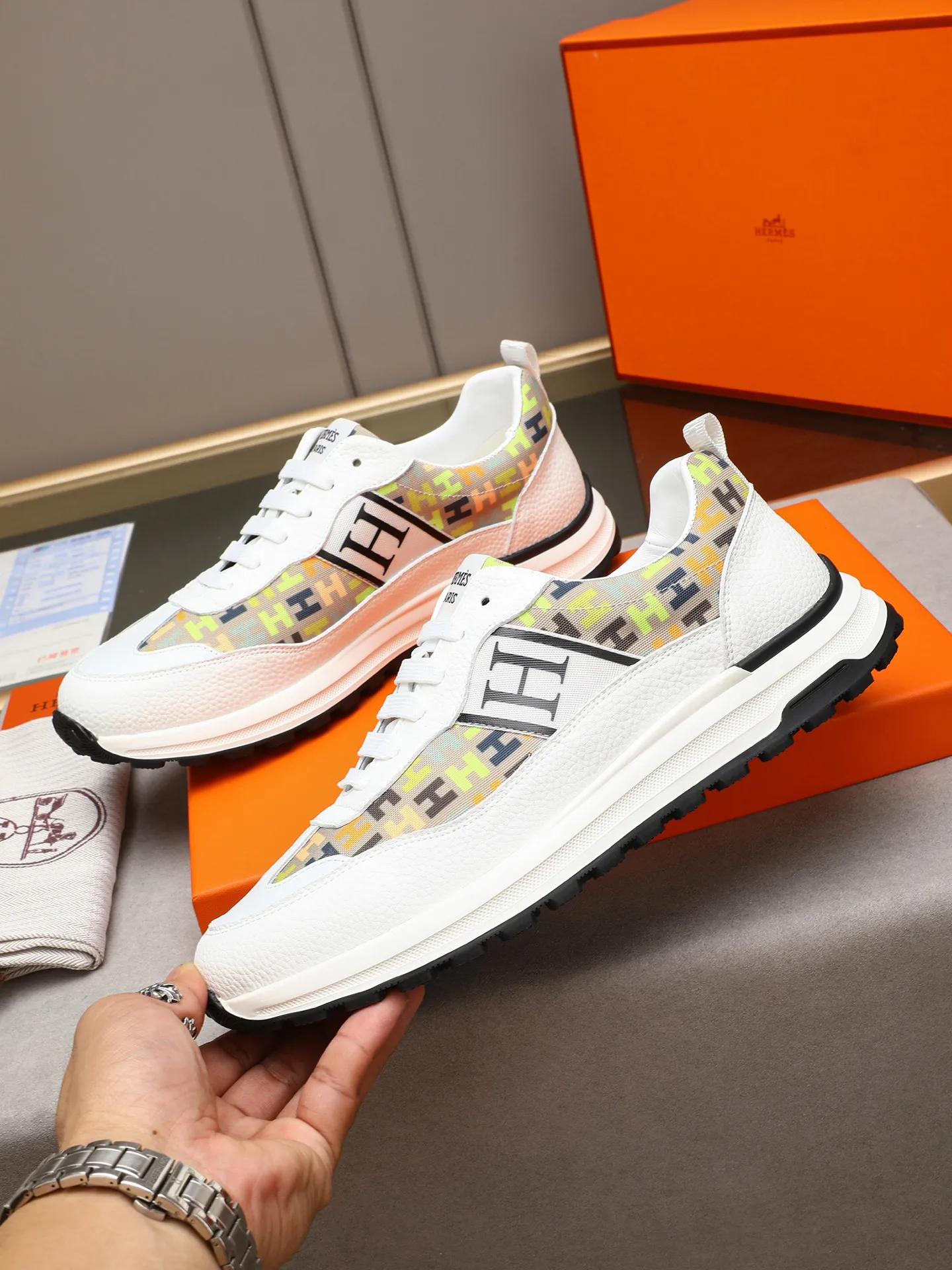 📛📛📛Men's shoes💰P400 (Hermes)🆕Men's color-blocked sneakers, with textured calfskin details. Spliced ​​with original cowhide, this shoe draws inspiration from the equestrian world, integrating technical details and practical functions. Breathable sheep lining, original combination outsole, high-end quality, and every detail is perfectly combined! Size: 38-44 (45 can be customized)